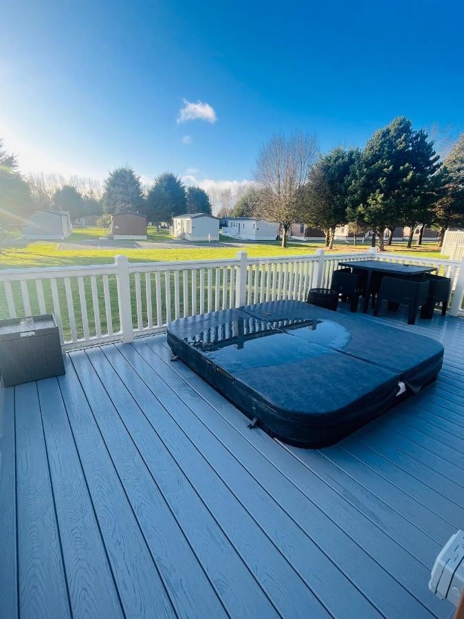 Bushmills Lodge With Hot Tub Thornton  Exterior photo